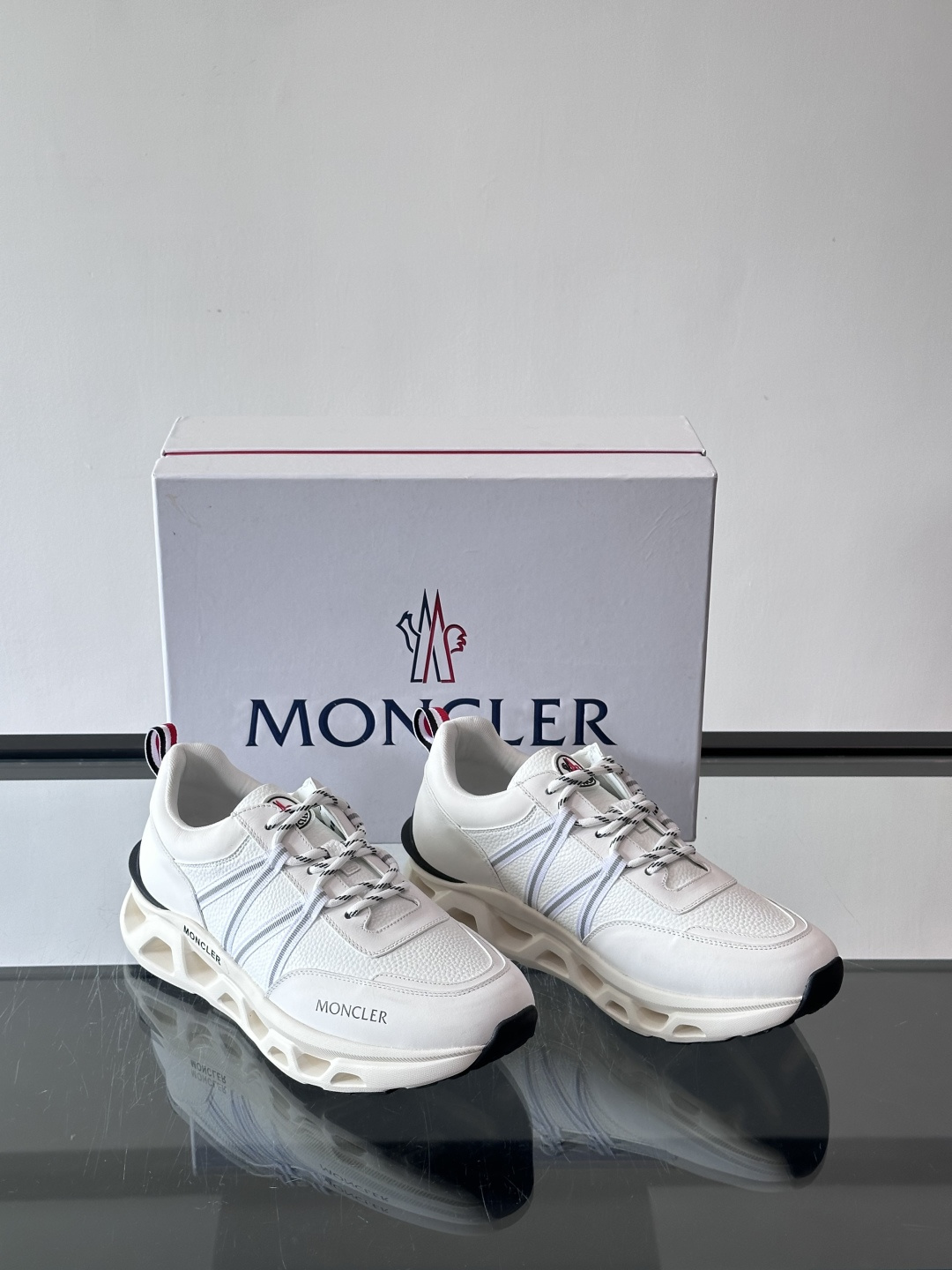 Moncler这款男士运动鞋，采用优质牛皮革，透气又有质感。条纹和品牌标识超有辨识度，厚底设计穿着舒适还