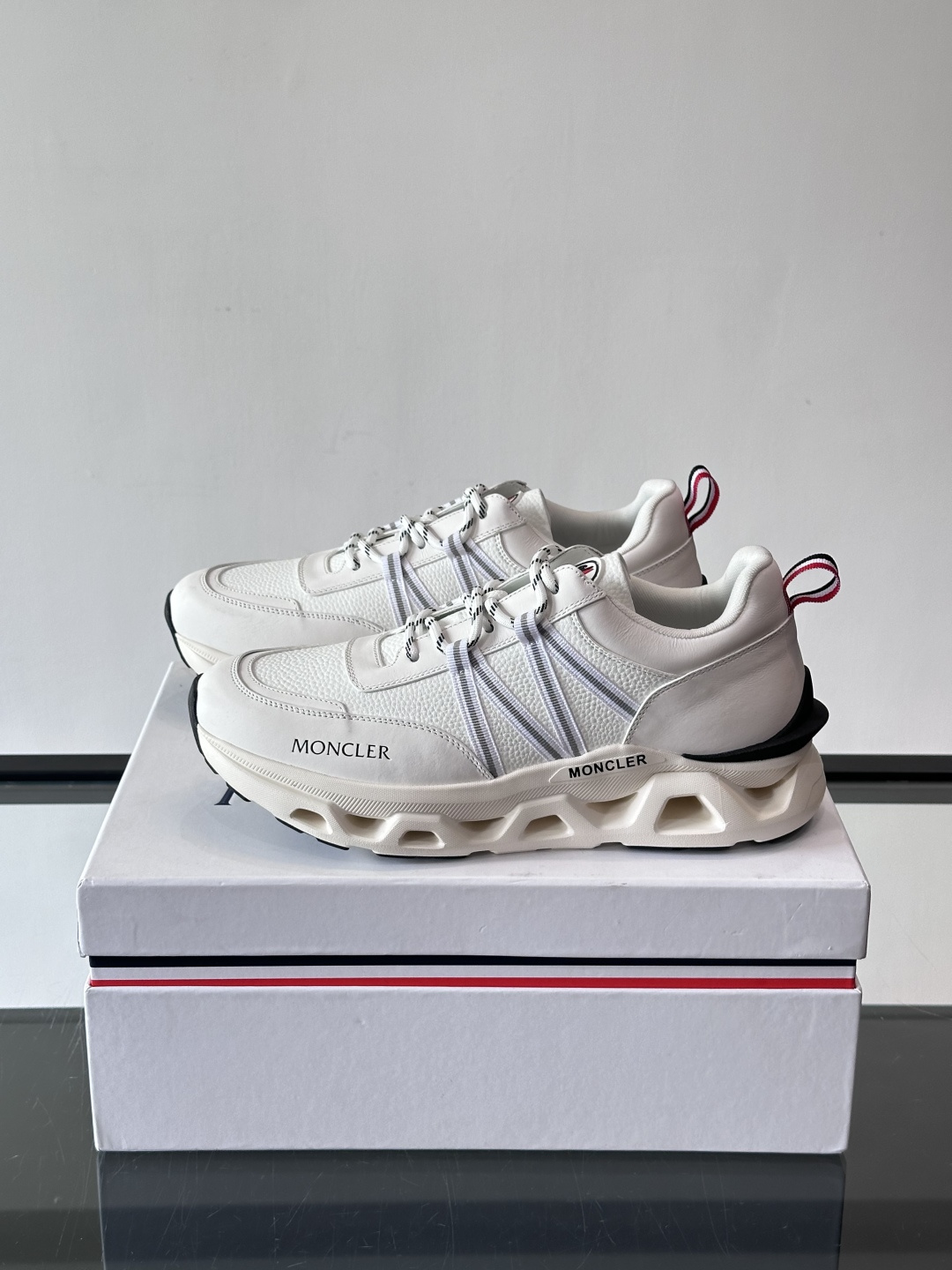 Moncler这款男士运动鞋，采用优质牛皮革，透气又有质感。条纹和品牌标识超有辨识度，厚底设计穿着舒适还