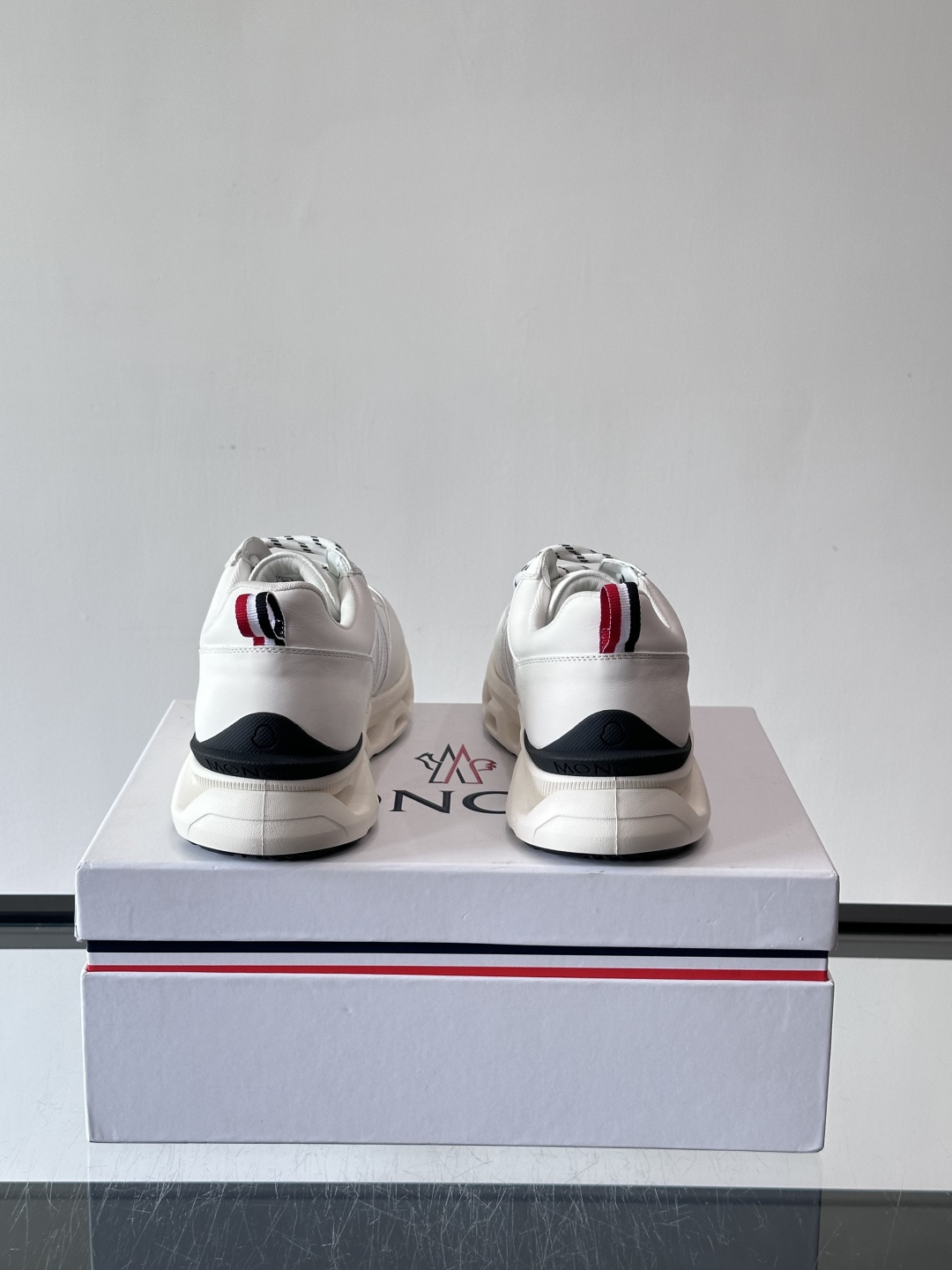 Moncler这款男士运动鞋，采用优质牛皮革，透气又有质感。条纹和品牌标识超有辨识度，厚底设计穿着舒适还