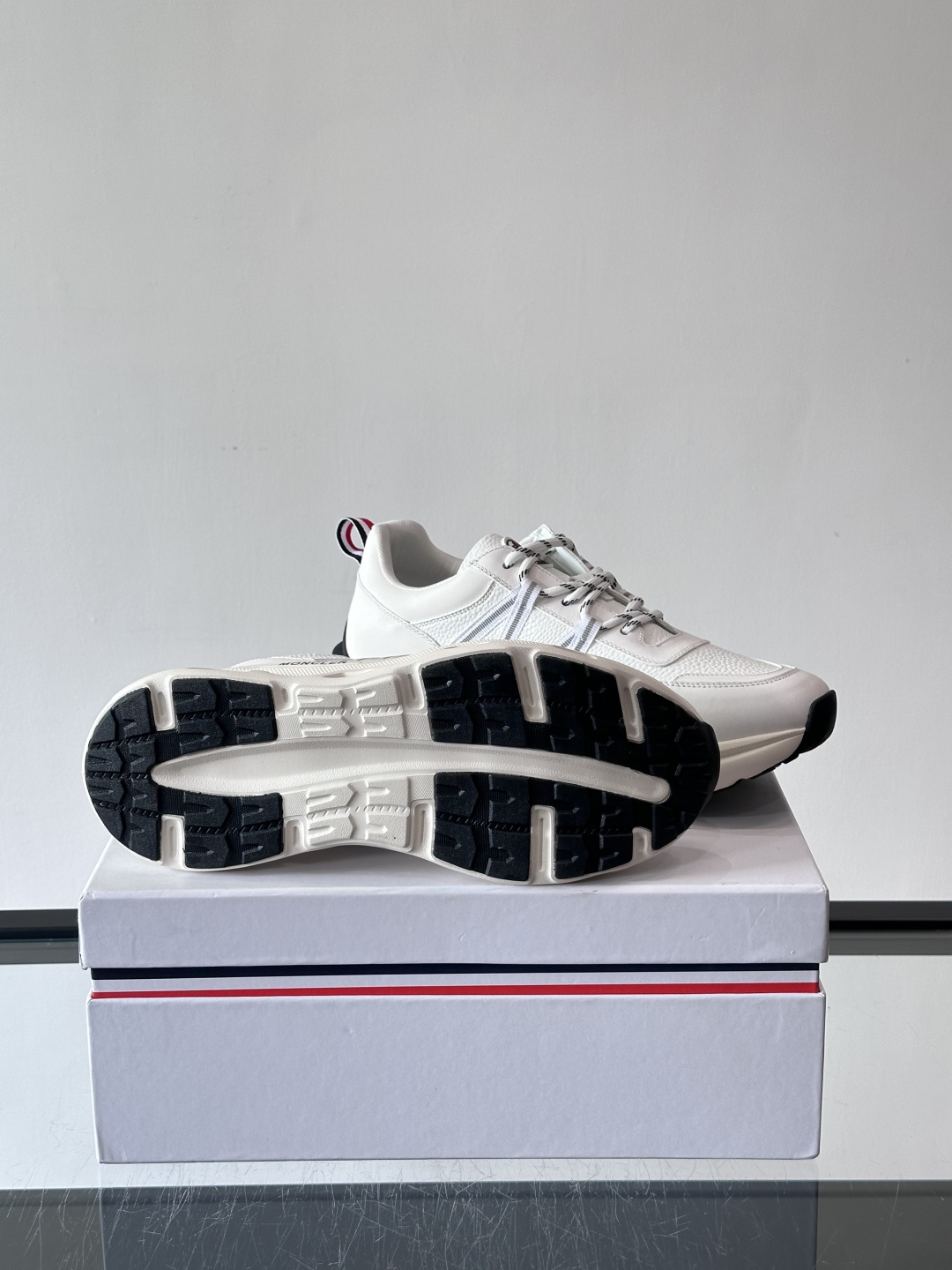 Moncler这款男士运动鞋，采用优质牛皮革，透气又有质感。条纹和品牌标识超有辨识度，厚底设计穿着舒适还