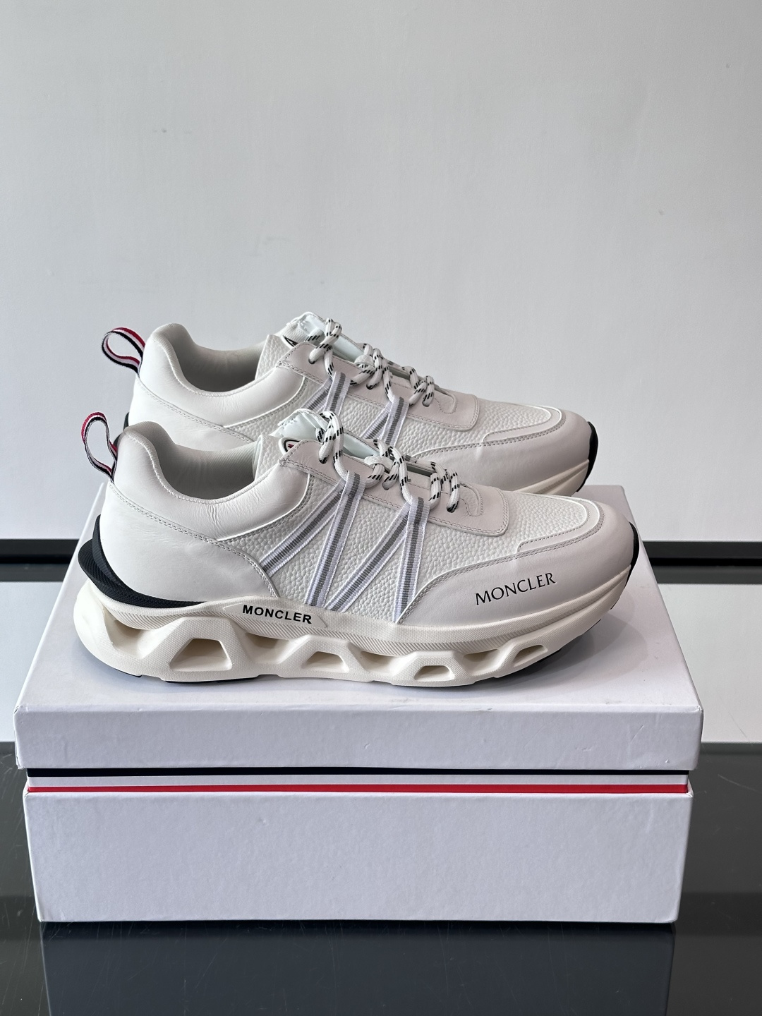Moncler这款男士运动鞋，采用优质牛皮革，透气又有质感。条纹和品牌标识超有辨识度，厚底设计穿着舒适还
