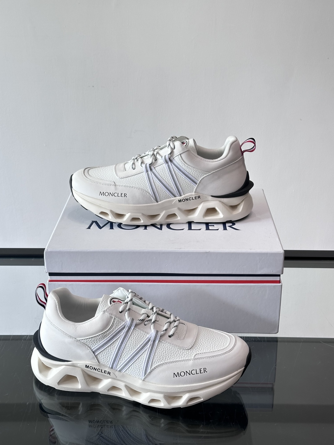 Moncler这款男士运动鞋，采用优质牛皮革，透气又有质感。条纹和品牌标识超有辨识度，厚底设计穿着舒适还