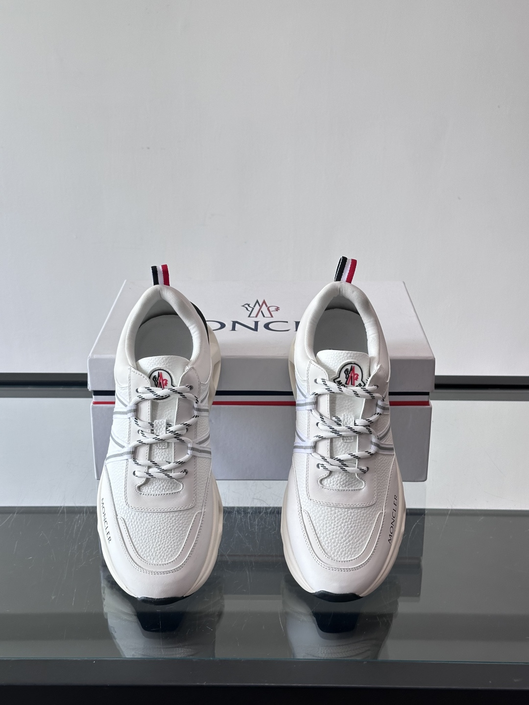 Moncler这款男士运动鞋，采用优质牛皮革，透气又有质感。条纹和品牌标识超有辨识度，厚底设计穿着舒适还