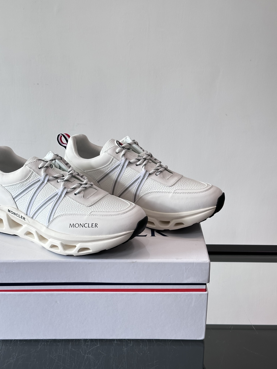 Moncler这款男士运动鞋，采用优质牛皮革，透气又有质感。条纹和品牌标识超有辨识度，厚底设计穿着舒适还