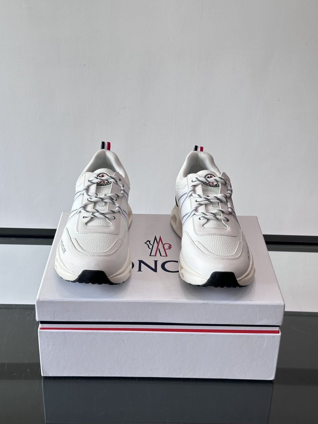 Moncler这款男士运动鞋，采用优质牛皮革，透气又有质感。条纹和品牌标识超有辨识度，厚底设计穿着舒适还