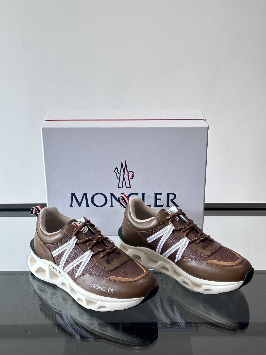 Moncler这款男士运动鞋，采用优质牛皮革，透气又有质感。条纹和品牌标识超有辨识度，厚底设计穿着舒适还