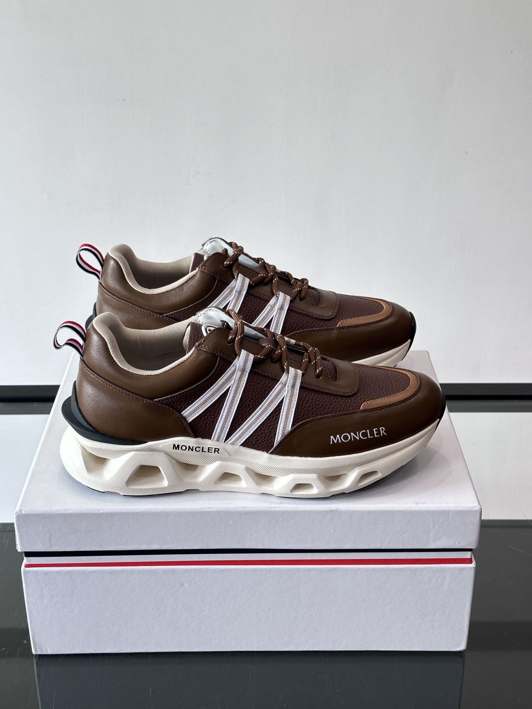 Moncler这款男士运动鞋，采用优质牛皮革，透气又有质感。条纹和品牌标识超有辨识度，厚底设计穿着舒适还