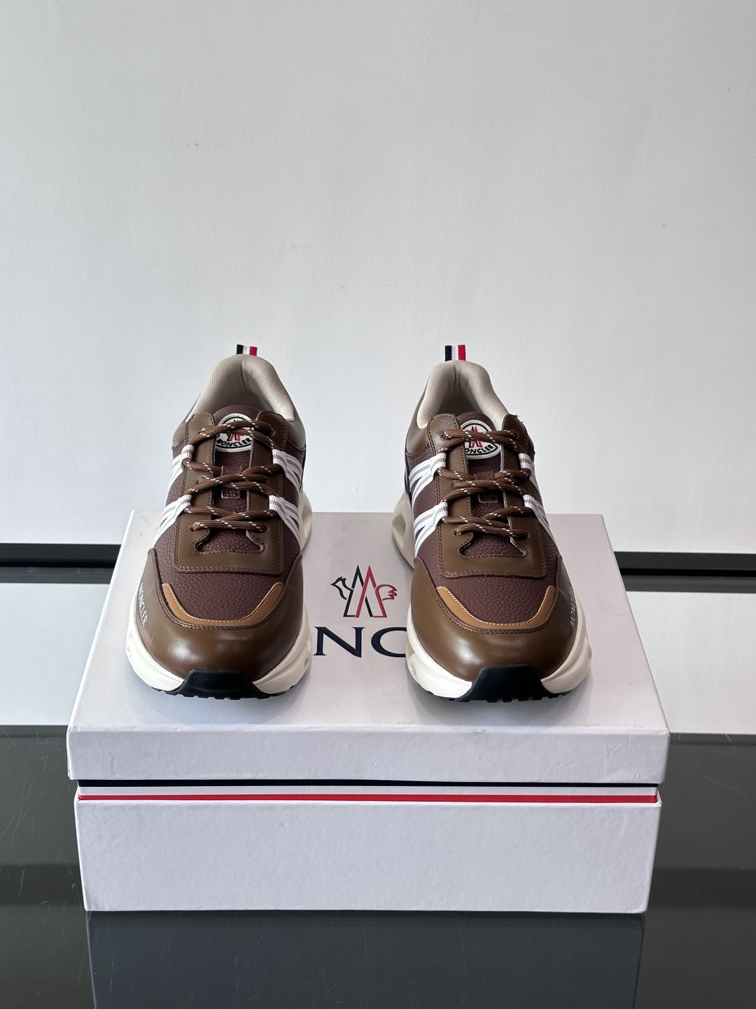 Moncler这款男士运动鞋，采用优质牛皮革，透气又有质感。条纹和品牌标识超有辨识度，厚底设计穿着舒适还