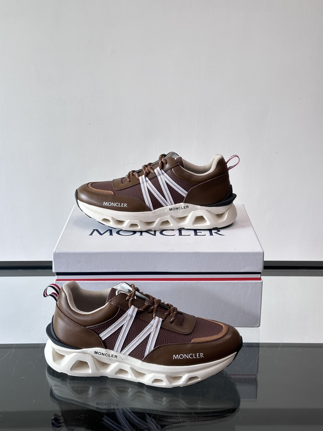 Moncler这款男士运动鞋，采用优质牛皮革，透气又有质感。条纹和品牌标识超有辨识度，厚底设计穿着舒适还