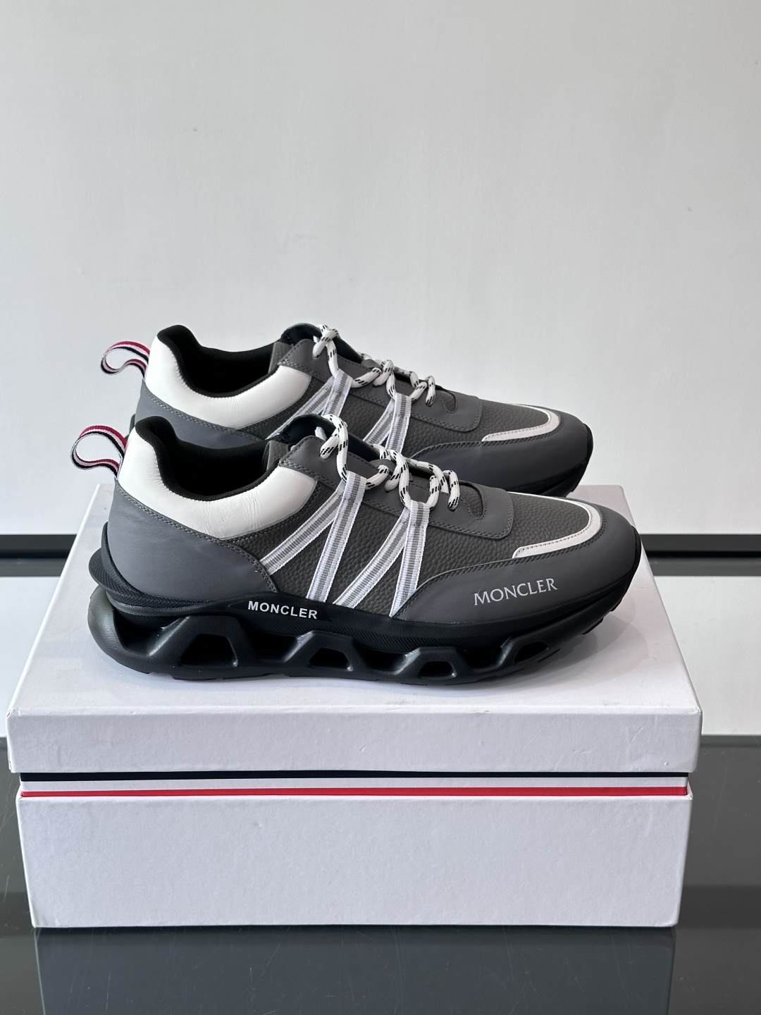 Moncler这款男士运动鞋，采用优质牛皮革，透气又有质感。条纹和品牌标识超有辨识度，厚底设计穿着舒适还