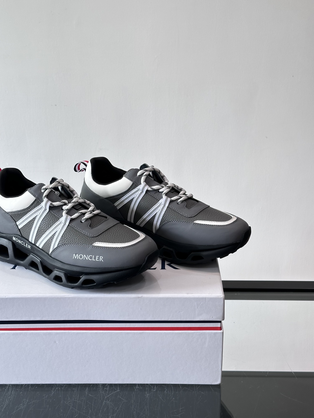 Moncler这款男士运动鞋，采用优质牛皮革，透气又有质感。条纹和品牌标识超有辨识度，厚底设计穿着舒适还