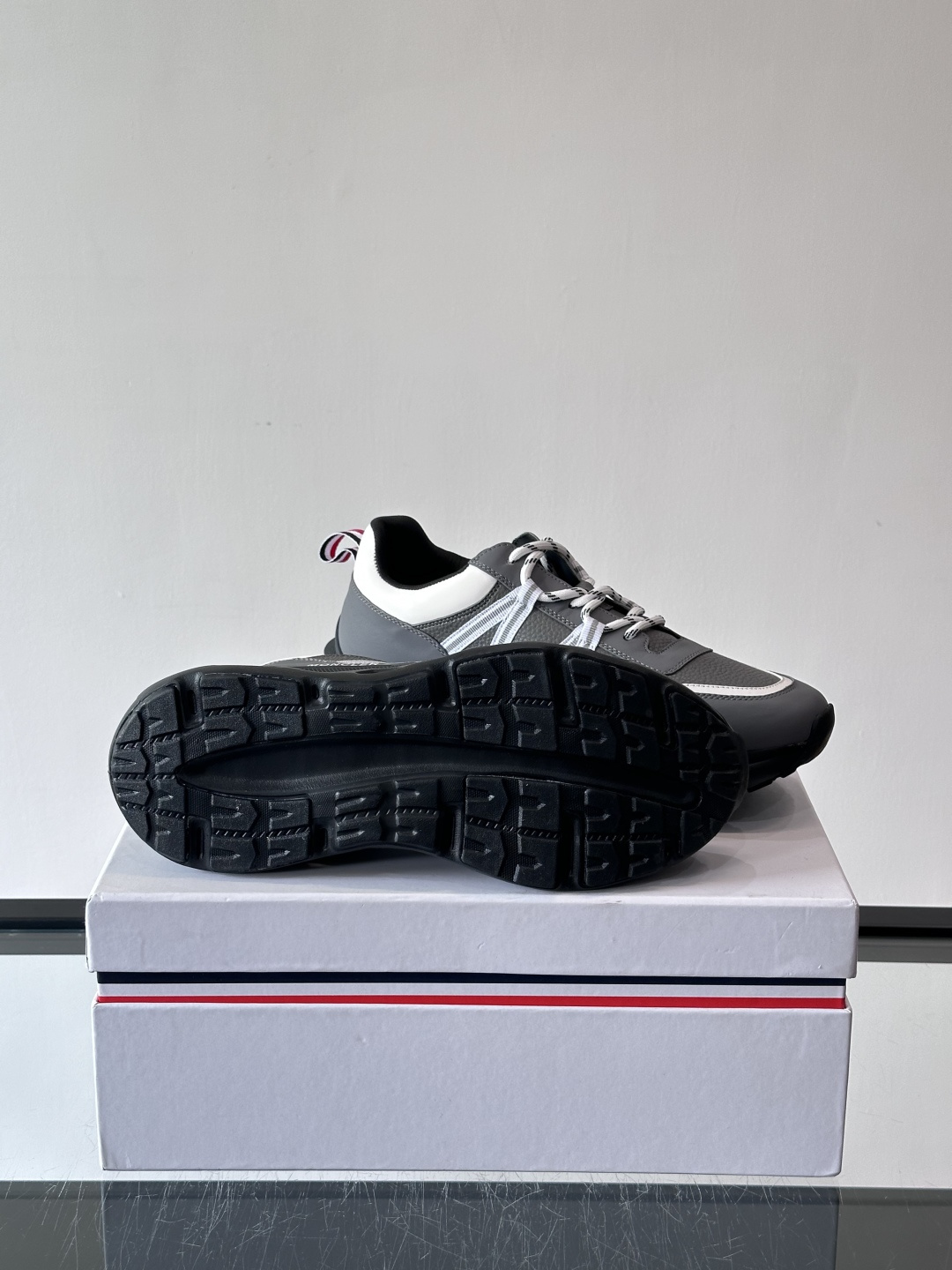 Moncler这款男士运动鞋，采用优质牛皮革，透气又有质感。条纹和品牌标识超有辨识度，厚底设计穿着舒适还