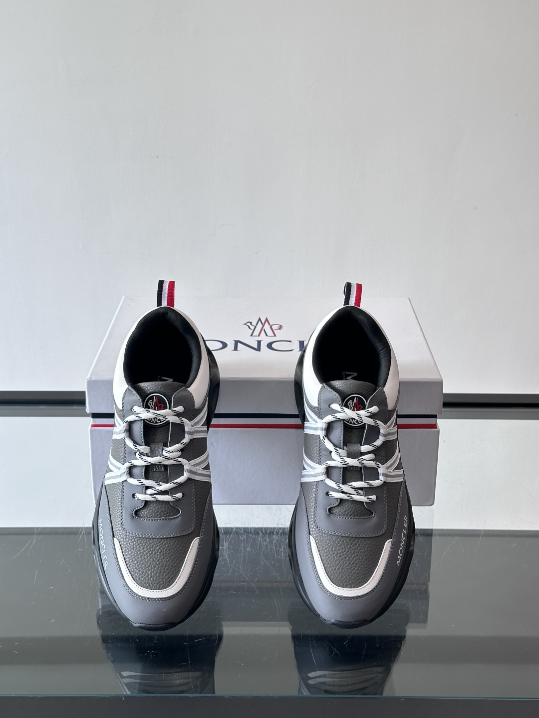 Moncler这款男士运动鞋，采用优质牛皮革，透气又有质感。条纹和品牌标识超有辨识度，厚底设计穿着舒适还