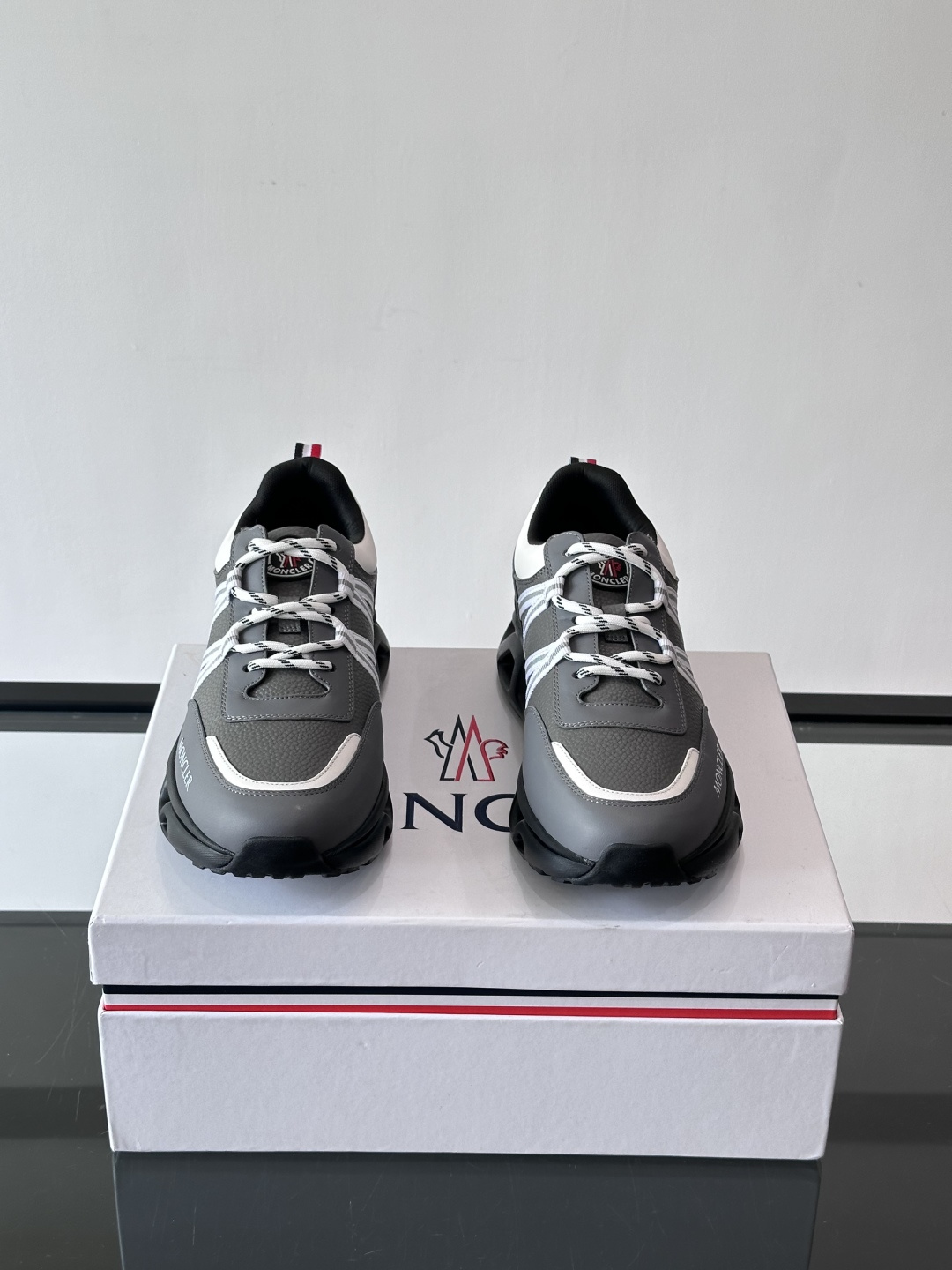 Moncler这款男士运动鞋，采用优质牛皮革，透气又有质感。条纹和品牌标识超有辨识度，厚底设计穿着舒适还