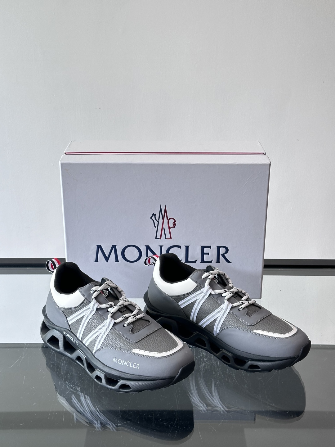 Moncler这款男士运动鞋，采用优质牛皮革，透气又有质感。条纹和品牌标识超有辨识度，厚底设计穿着舒适还