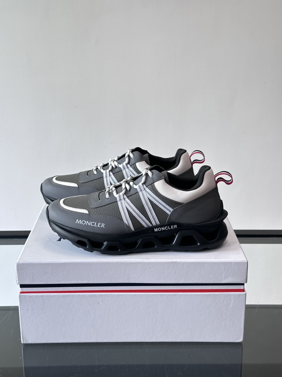 Moncler这款男士运动鞋，采用优质牛皮革，透气又有质感。条纹和品牌标识超有辨识度，厚底设计穿着舒适还