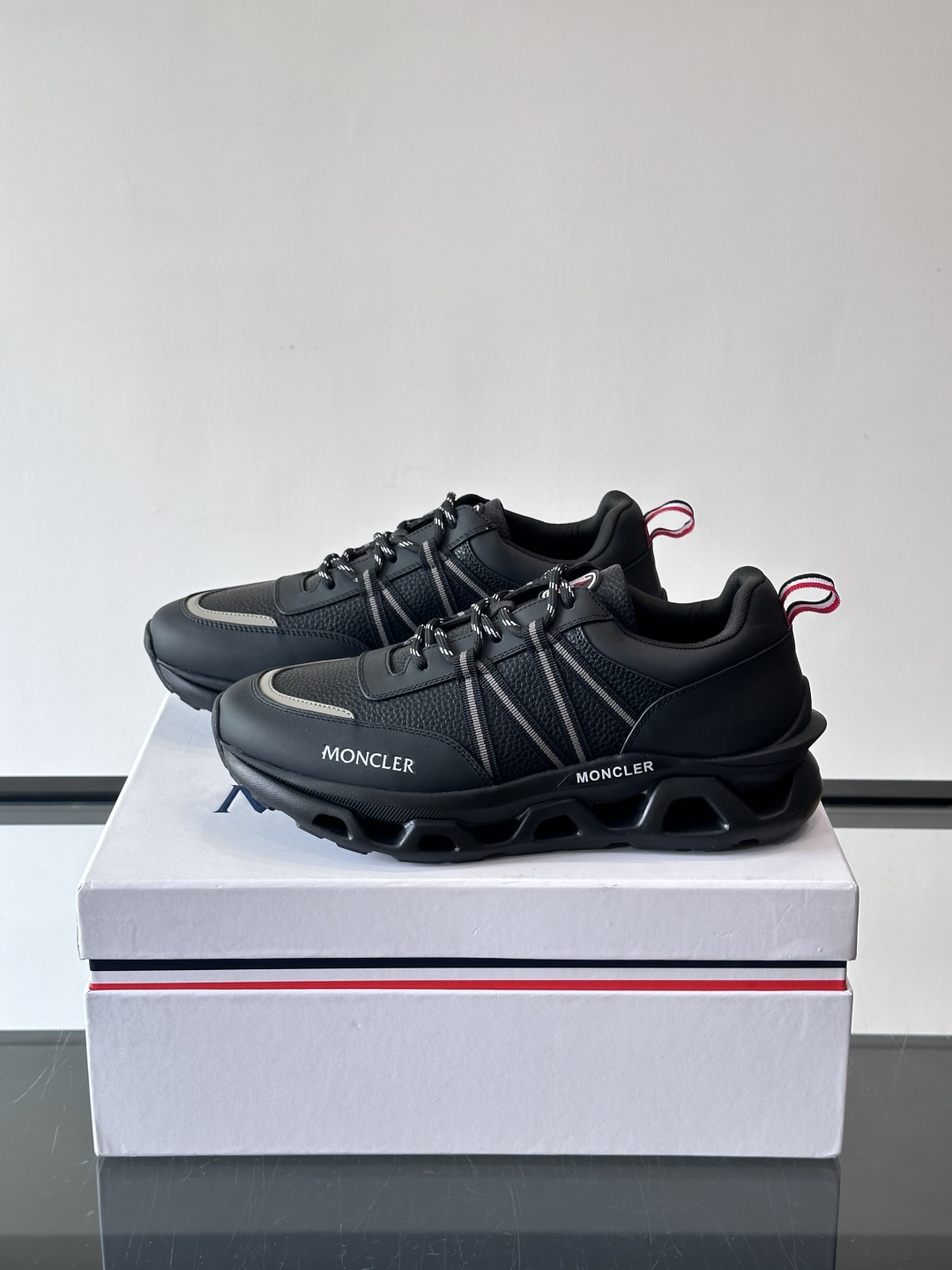 Moncler这款男士运动鞋，采用优质牛皮革，透气又有质感。条纹和品牌标识超有辨识度，厚底设计穿着舒适还