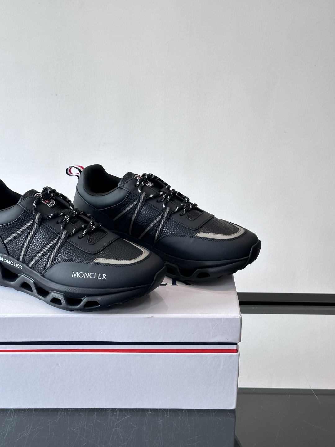 Moncler这款男士运动鞋，采用优质牛皮革，透气又有质感。条纹和品牌标识超有辨识度，厚底设计穿着舒适还