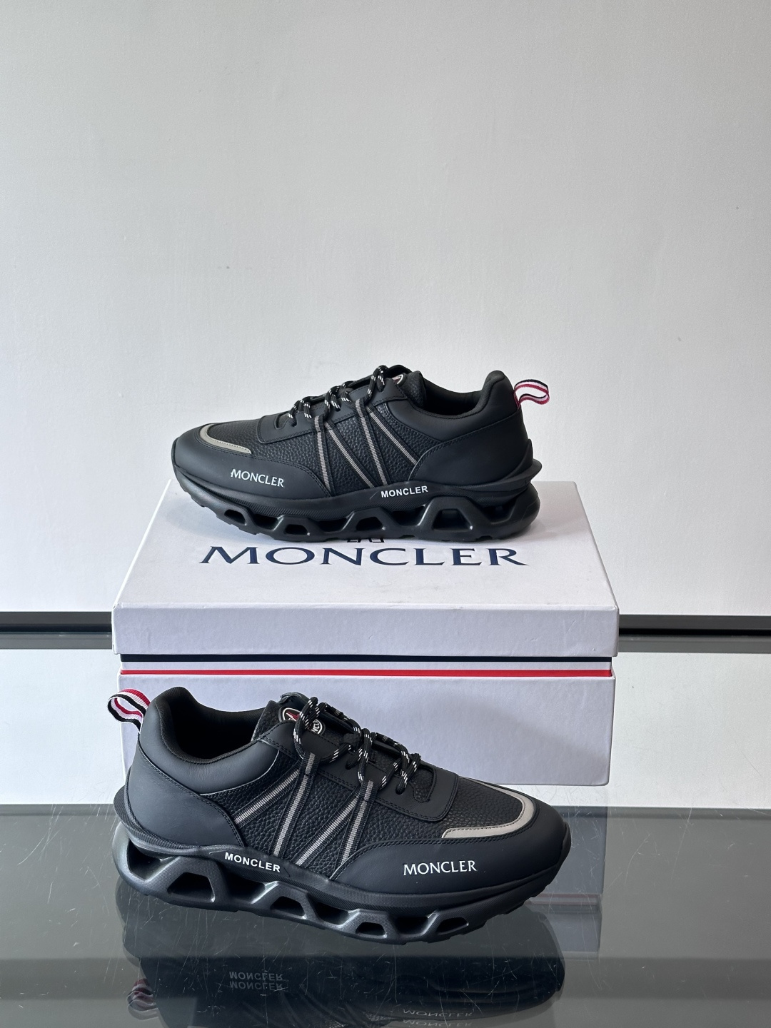 Moncler这款男士运动鞋，采用优质牛皮革，透气又有质感。条纹和品牌标识超有辨识度，厚底设计穿着舒适还