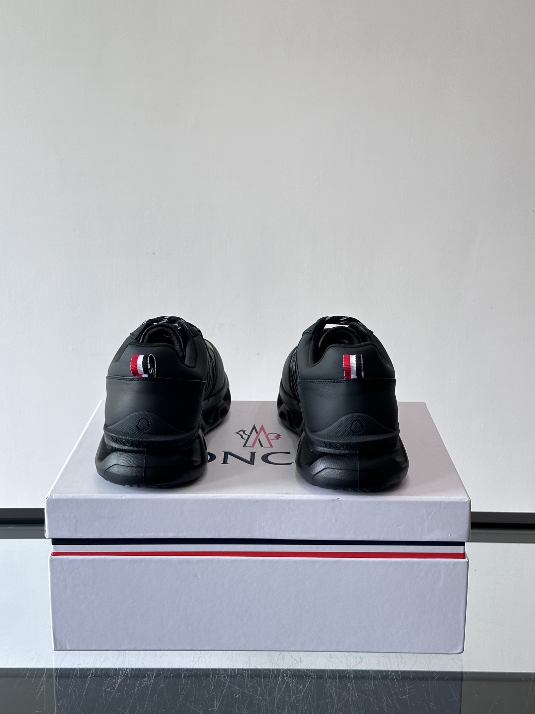 Moncler这款男士运动鞋，采用优质牛皮革，透气又有质感。条纹和品牌标识超有辨识度，厚底设计穿着舒适还