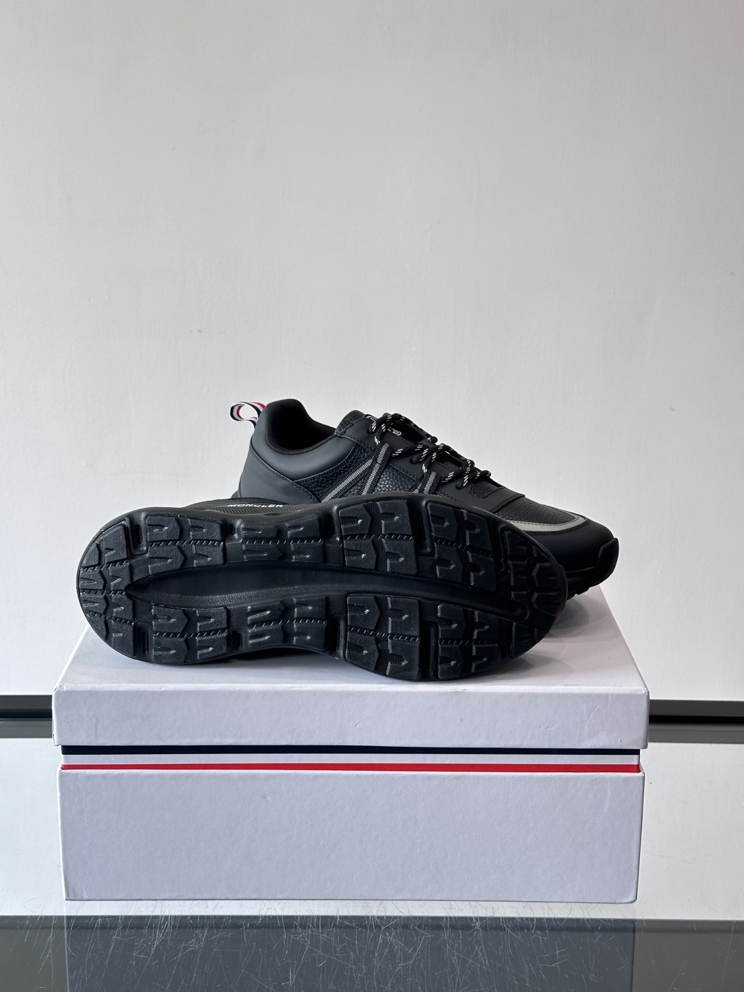 Moncler这款男士运动鞋，采用优质牛皮革，透气又有质感。条纹和品牌标识超有辨识度，厚底设计穿着舒适还