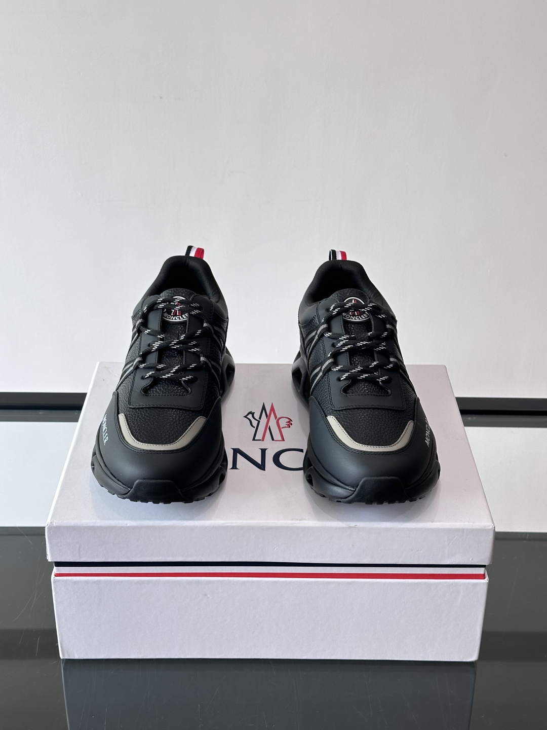 Moncler这款男士运动鞋，采用优质牛皮革，透气又有质感。条纹和品牌标识超有辨识度，厚底设计穿着舒适还