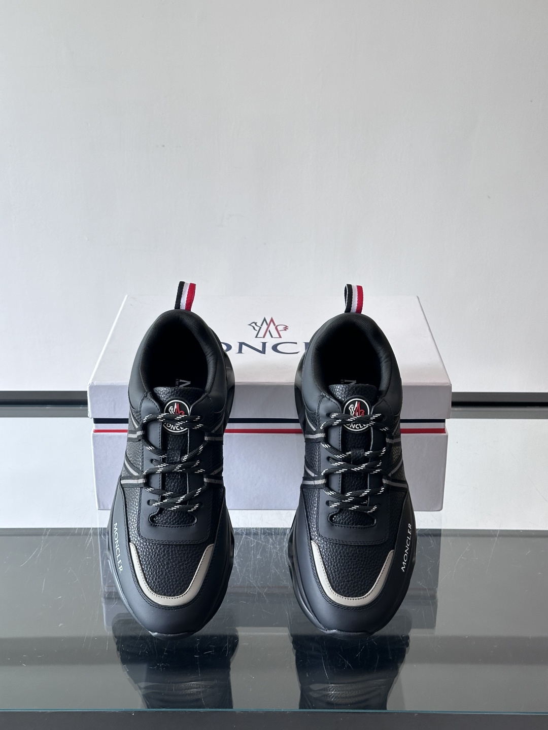 Moncler这款男士运动鞋，采用优质牛皮革，透气又有质感。条纹和品牌标识超有辨识度，厚底设计穿着舒适还