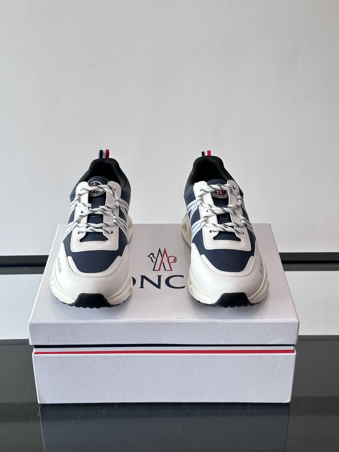 Moncler这款男士运动鞋，采用优质牛皮革，透气又有质感。条纹和品牌标识超有辨识度，厚底设计穿着舒适还