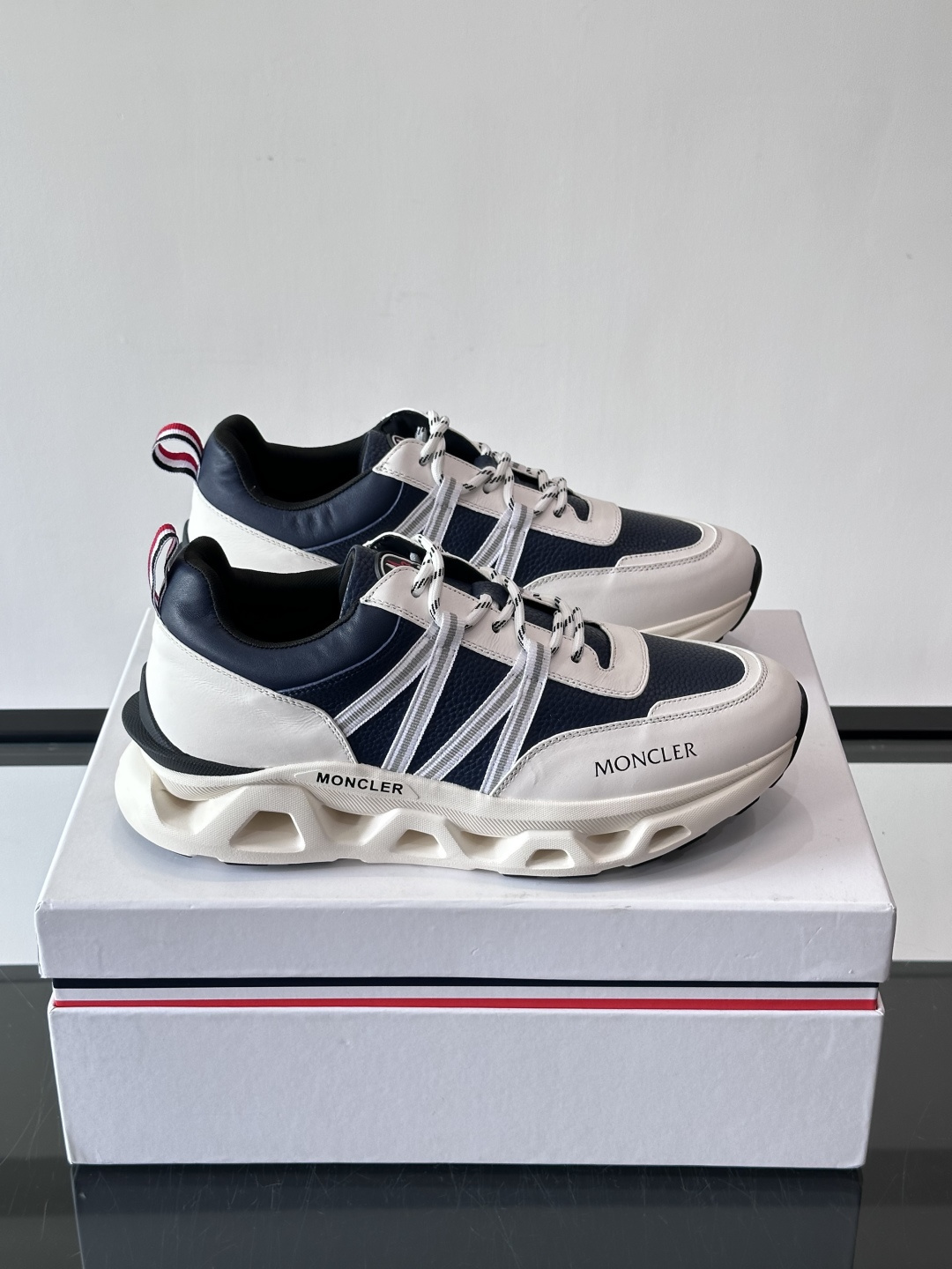 Moncler这款男士运动鞋，采用优质牛皮革，透气又有质感。条纹和品牌标识超有辨识度，厚底设计穿着舒适还