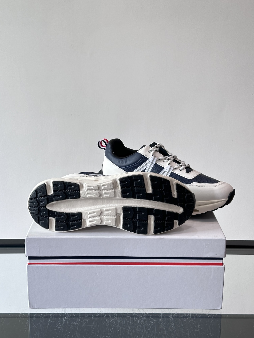 Moncler这款男士运动鞋，采用优质牛皮革，透气又有质感。条纹和品牌标识超有辨识度，厚底设计穿着舒适还
