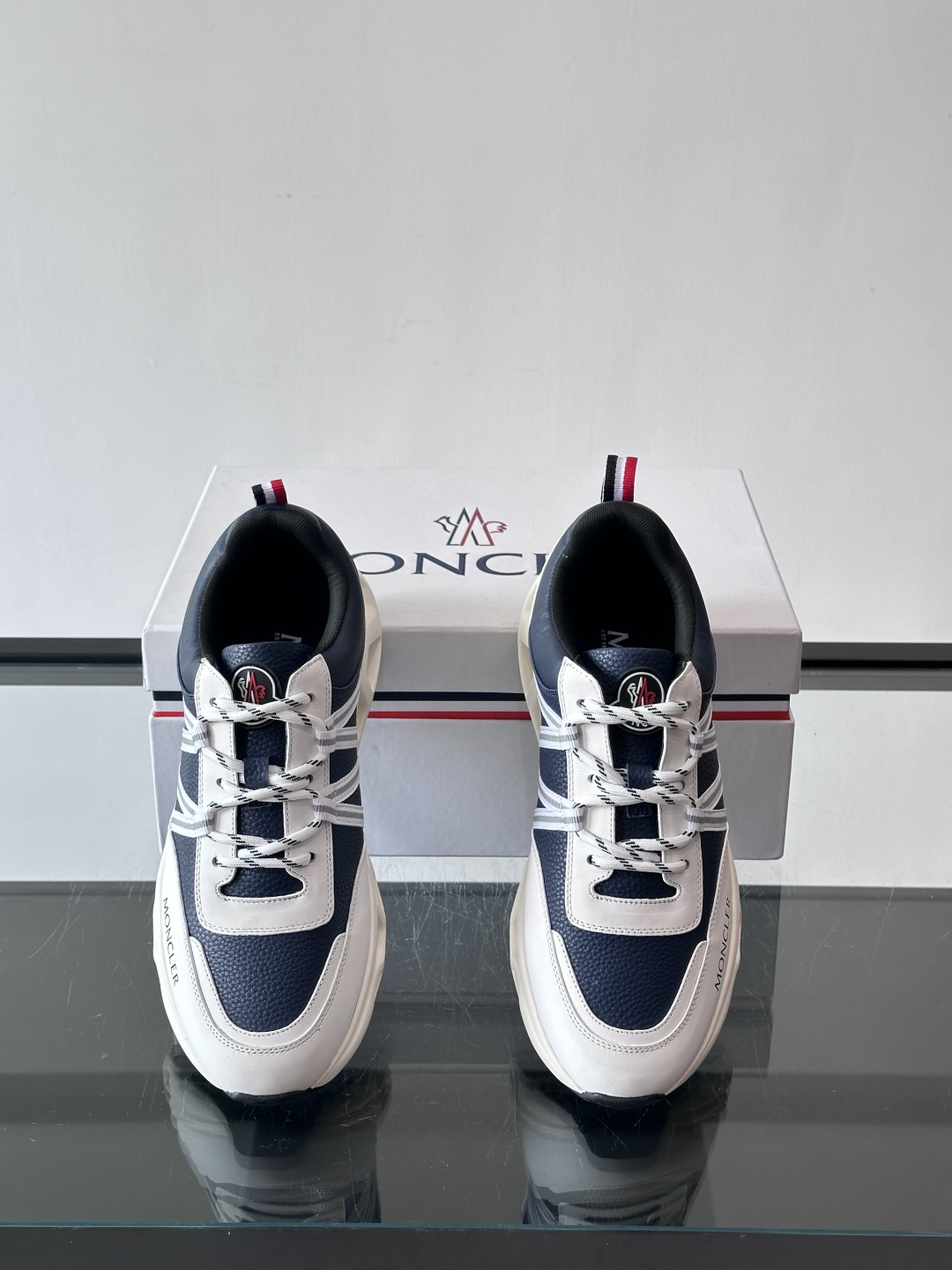 Moncler这款男士运动鞋，采用优质牛皮革，透气又有质感。条纹和品牌标识超有辨识度，厚底设计穿着舒适还