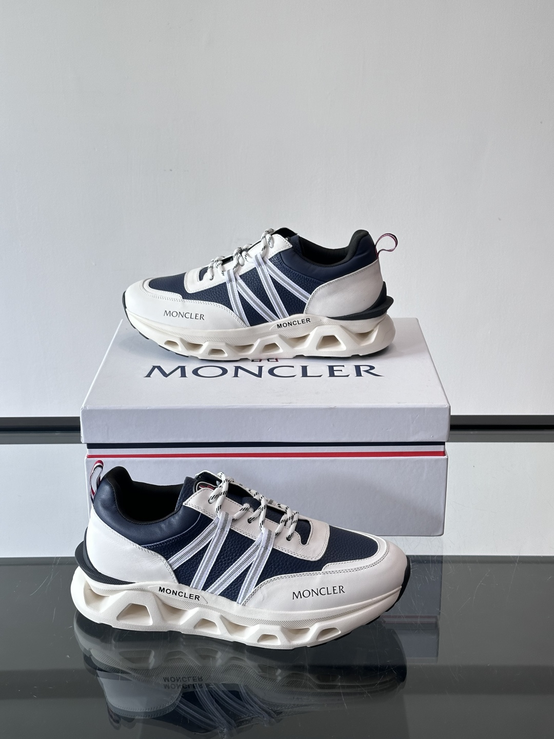 Moncler这款男士运动鞋，采用优质牛皮革，透气又有质感。条纹和品牌标识超有辨识度，厚底设计穿着舒适还