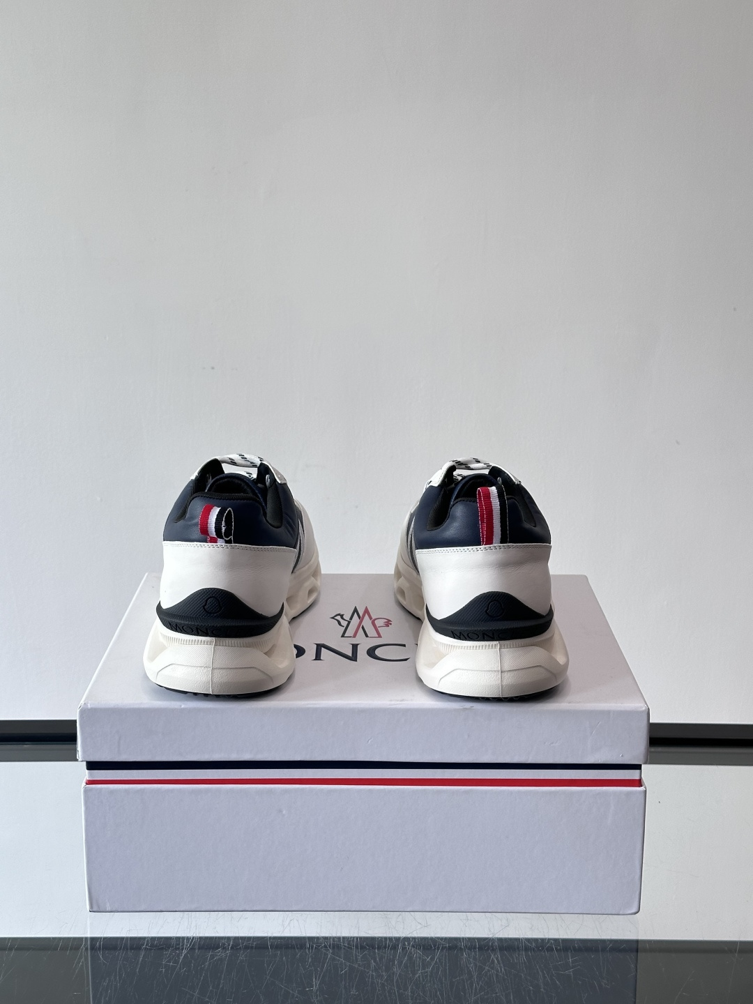 Moncler这款男士运动鞋，采用优质牛皮革，透气又有质感。条纹和品牌标识超有辨识度，厚底设计穿着舒适还