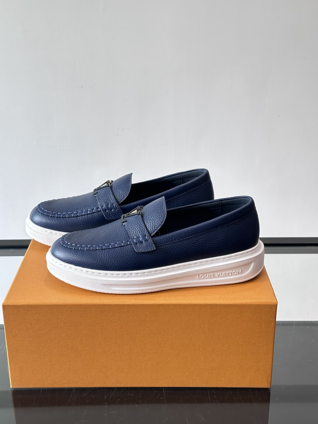 L.V Estate男士经典休闲乐福鞋，取材柔软牛皮革制成，营造休闲舒适体验。饰带点缀 LV 字母装饰，