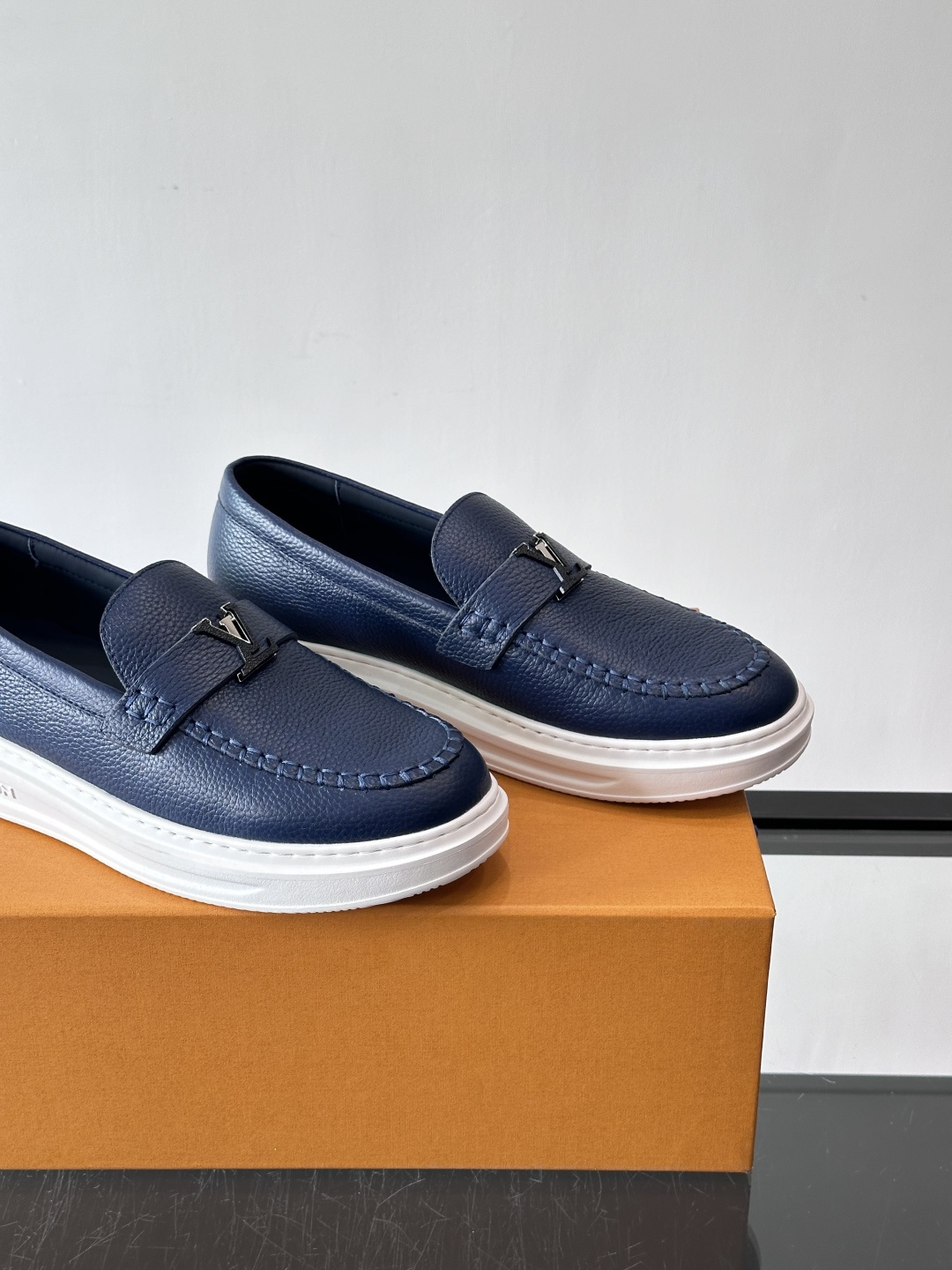 L.V Estate男士经典休闲乐福鞋，取材柔软牛皮革制成，营造休闲舒适体验。饰带点缀 LV 字母装饰，