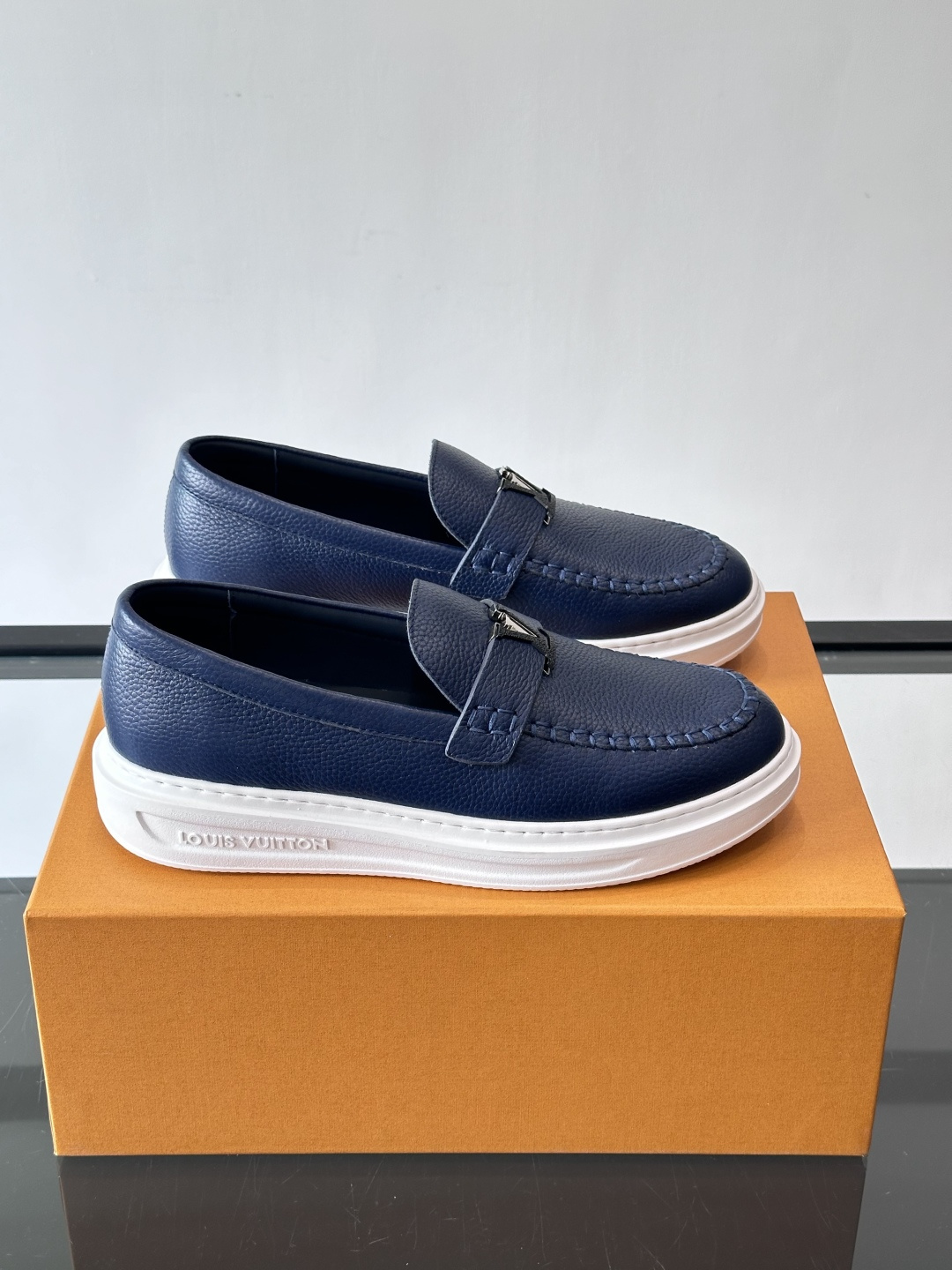 L.V Estate男士经典休闲乐福鞋，取材柔软牛皮革制成，营造休闲舒适体验。饰带点缀 LV 字母装饰，