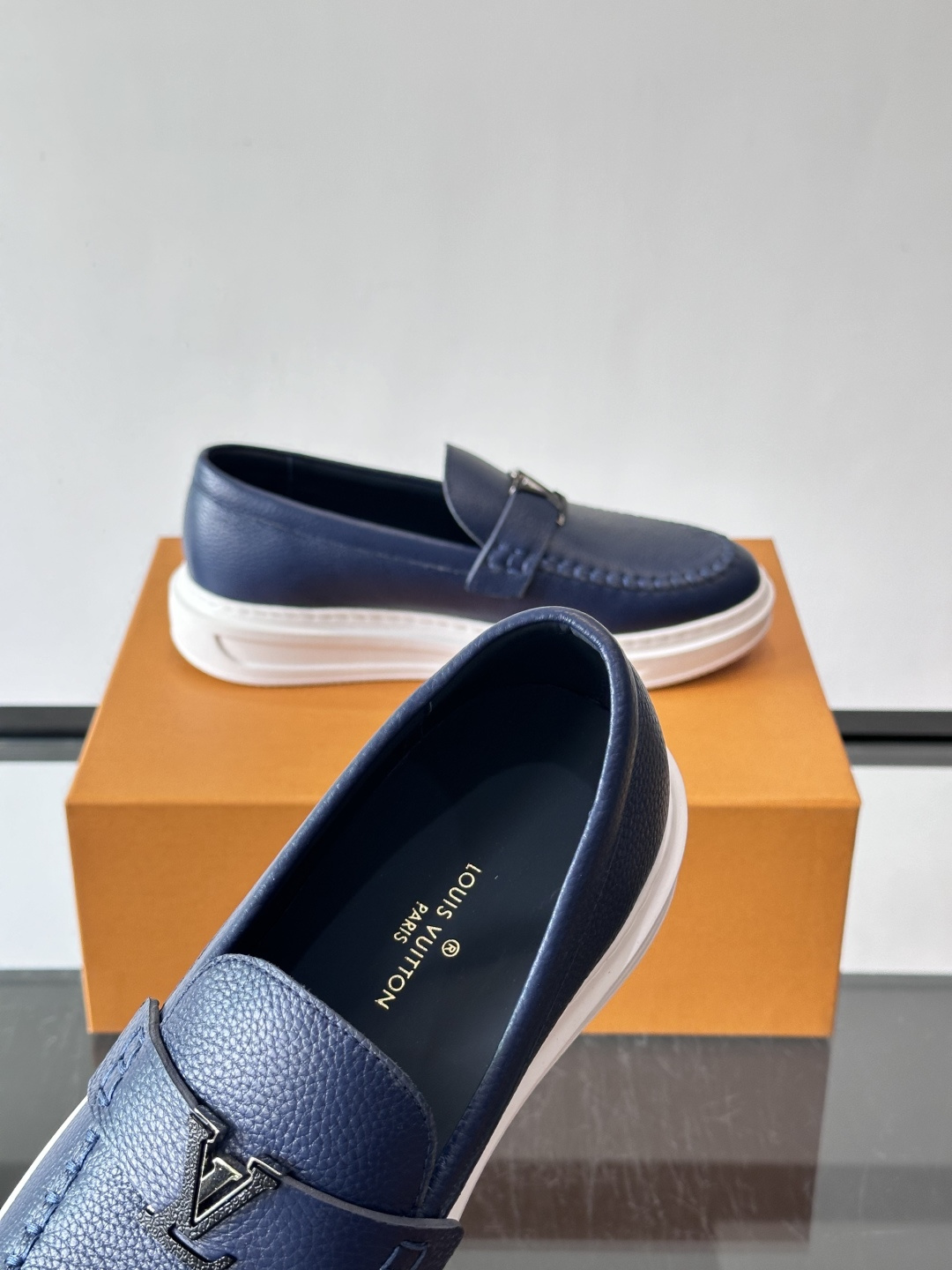 L.V Estate男士经典休闲乐福鞋，取材柔软牛皮革制成，营造休闲舒适体验。饰带点缀 LV 字母装饰，