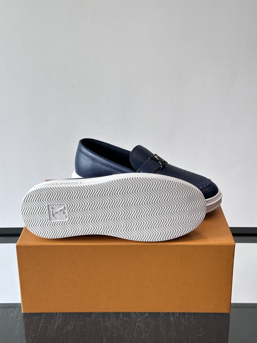 L.V Estate男士经典休闲乐福鞋，取材柔软牛皮革制成，营造休闲舒适体验。饰带点缀 LV 字母装饰，