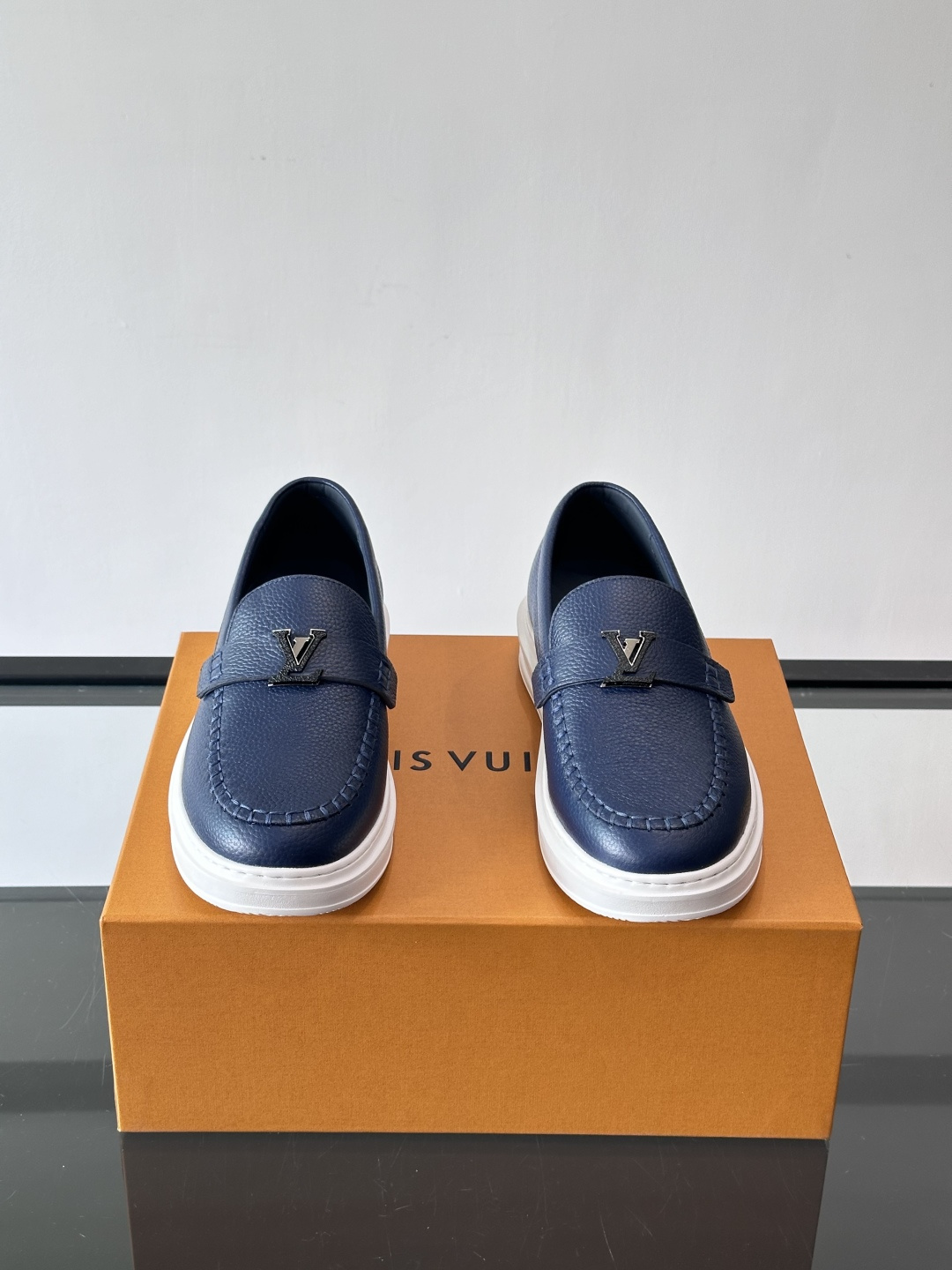 L.V Estate男士经典休闲乐福鞋，取材柔软牛皮革制成，营造休闲舒适体验。饰带点缀 LV 字母装饰，