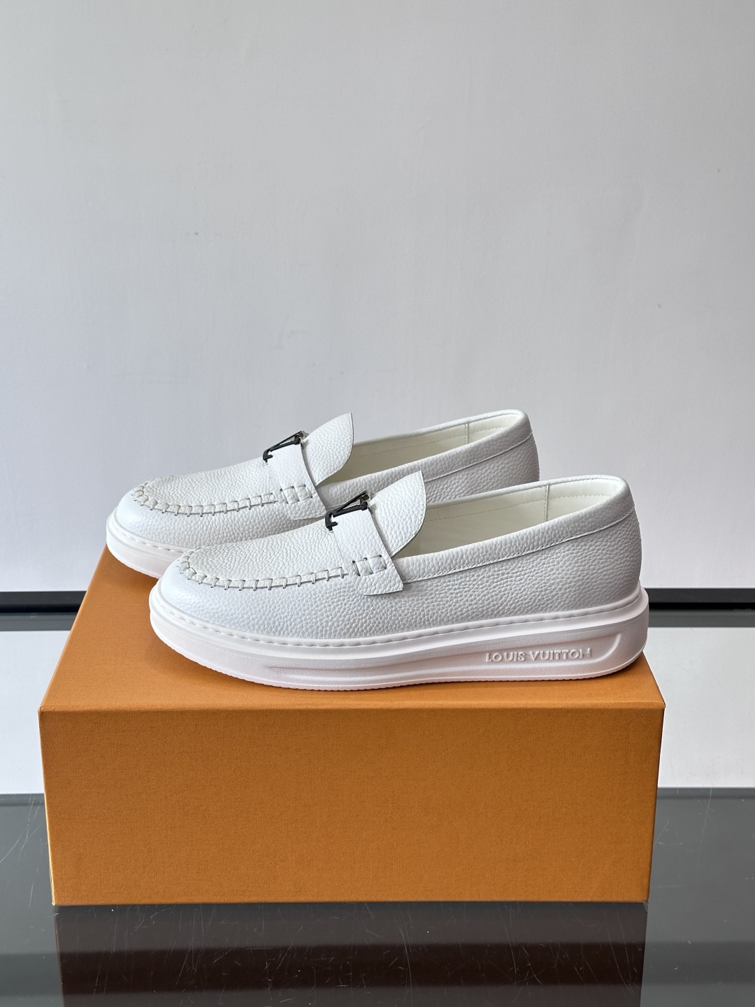 L.V Estate男士经典休闲乐福鞋，取材柔软牛皮革制成，营造休闲舒适体验。饰带点缀 LV 字母装饰，