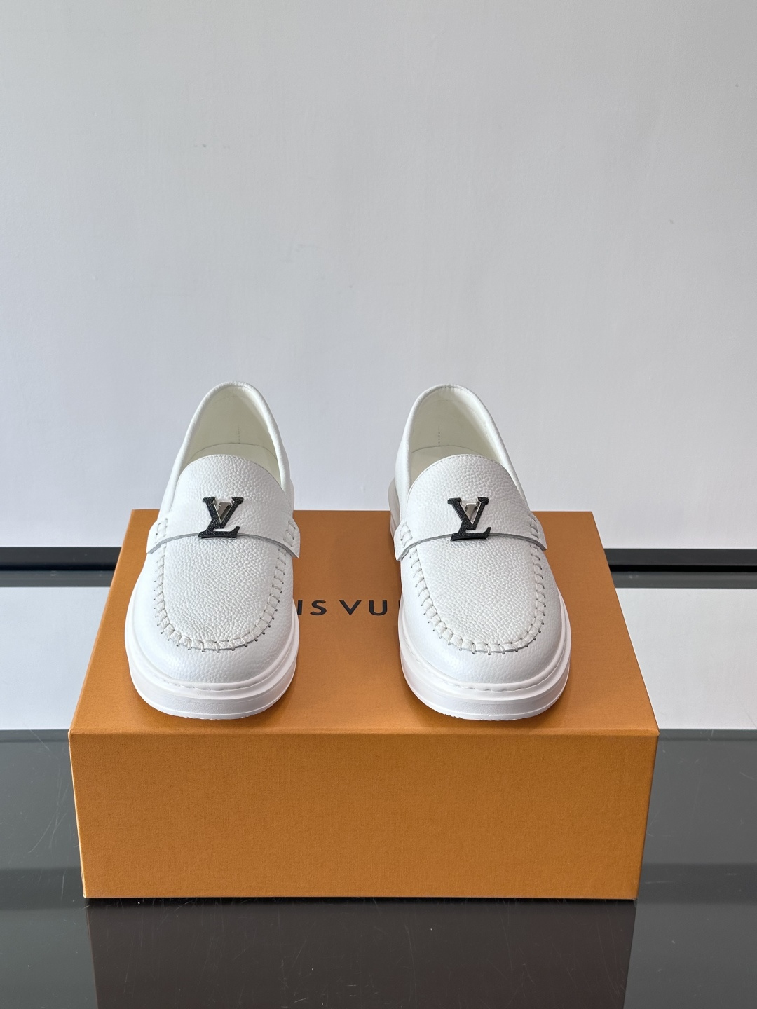 L.V Estate男士经典休闲乐福鞋，取材柔软牛皮革制成，营造休闲舒适体验。饰带点缀 LV 字母装饰，