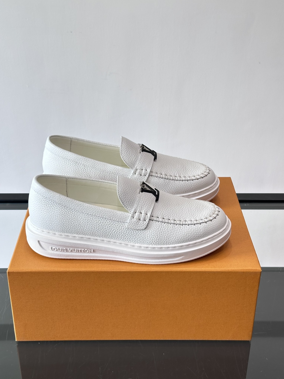 L.V Estate男士经典休闲乐福鞋，取材柔软牛皮革制成，营造休闲舒适体验。饰带点缀 LV 字母装饰，