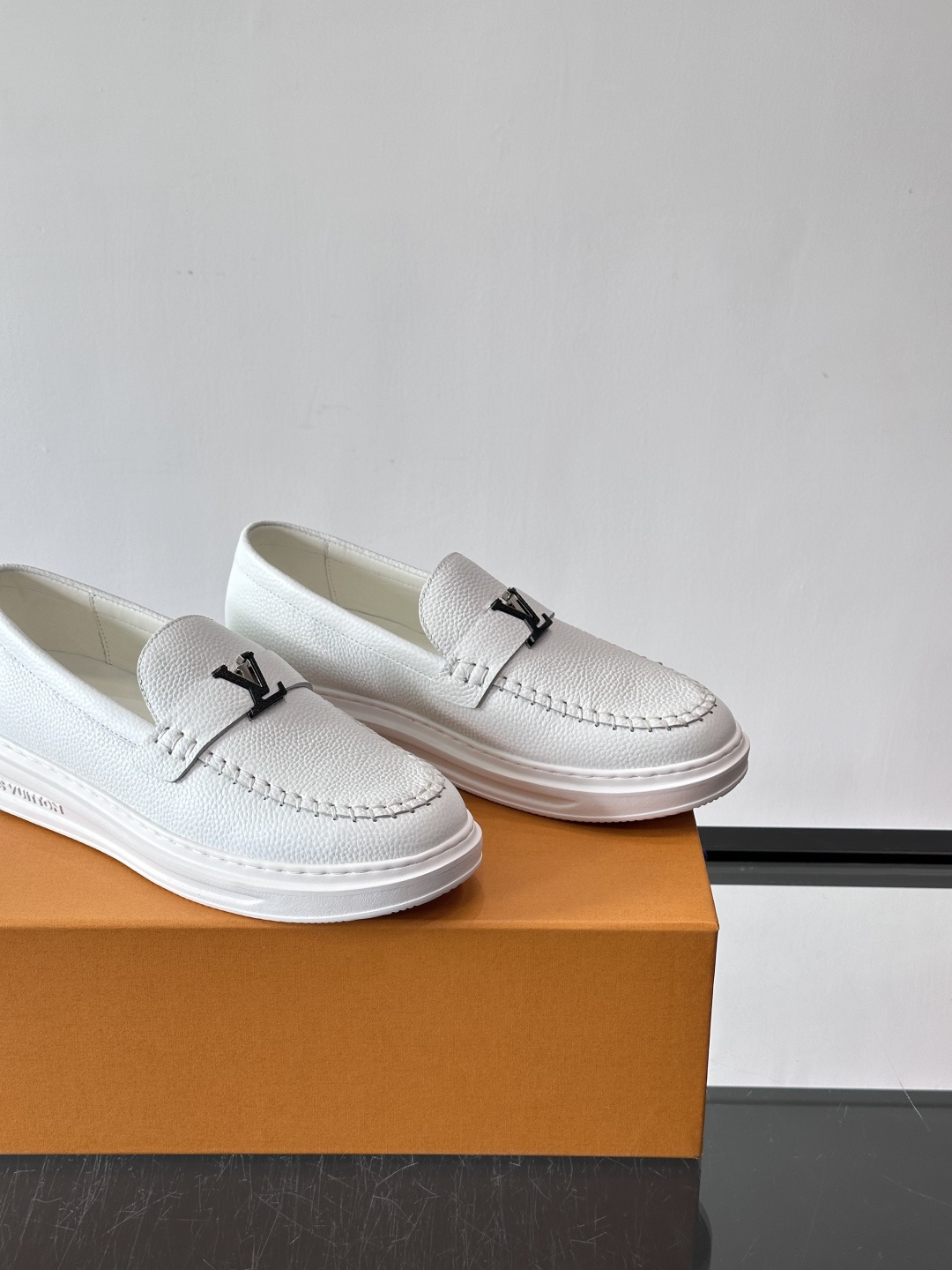 L.V Estate男士经典休闲乐福鞋，取材柔软牛皮革制成，营造休闲舒适体验。饰带点缀 LV 字母装饰，