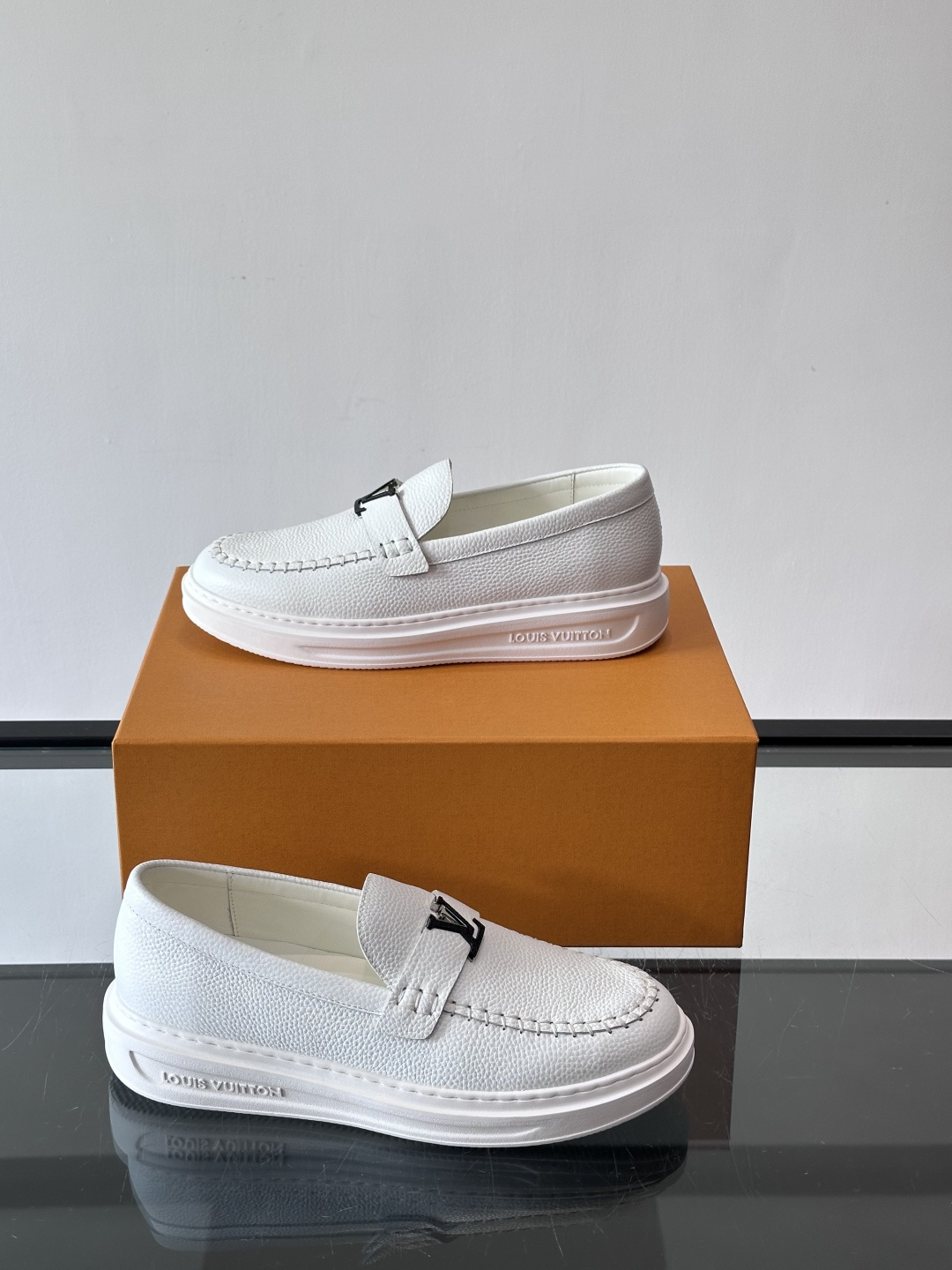 L.V Estate男士经典休闲乐福鞋，取材柔软牛皮革制成，营造休闲舒适体验。饰带点缀 LV 字母装饰，