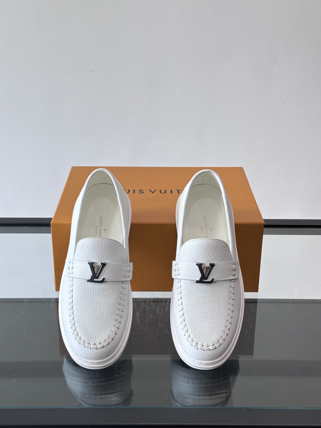 L.V Estate男士经典休闲乐福鞋，取材柔软牛皮革制成，营造休闲舒适体验。饰带点缀 LV 字母装饰，