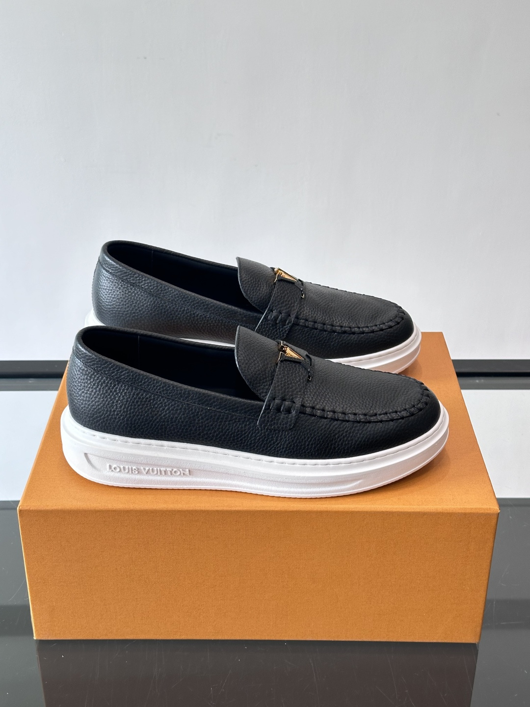 L.V Estate男士经典休闲乐福鞋，取材柔软牛皮革制成，营造休闲舒适体验。饰带点缀 LV 字母装饰，