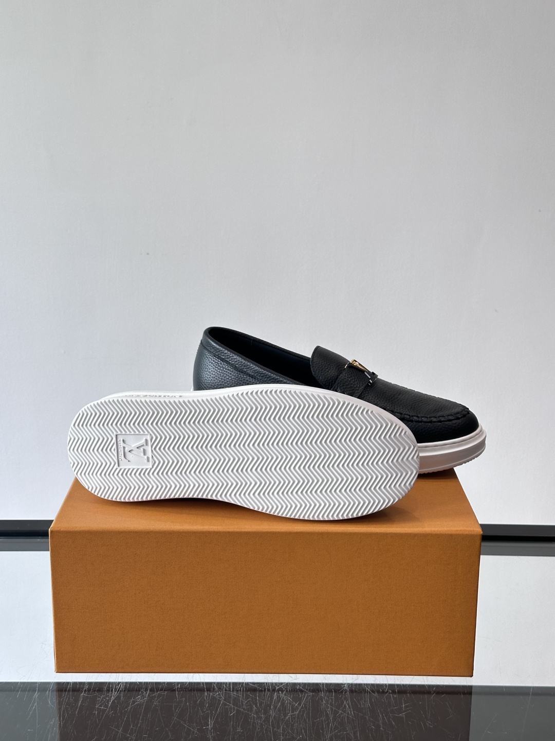 L.V Estate男士经典休闲乐福鞋，取材柔软牛皮革制成，营造休闲舒适体验。饰带点缀 LV 字母装饰，