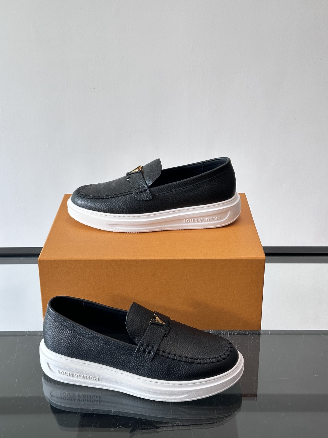 L.V Estate男士经典休闲乐福鞋，取材柔软牛皮革制成，营造休闲舒适体验。饰带点缀 LV 字母装饰，