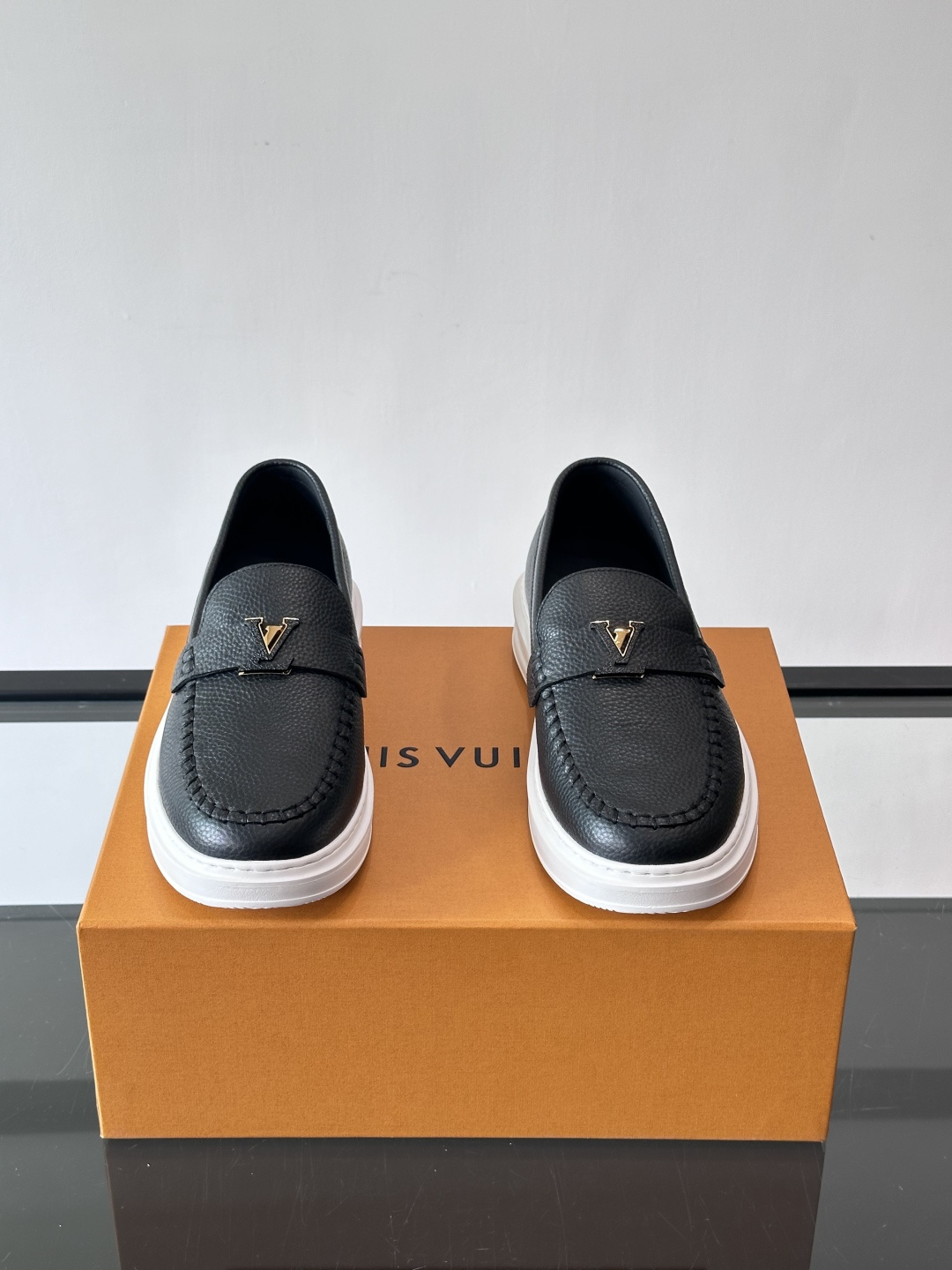 L.V Estate男士经典休闲乐福鞋，取材柔软牛皮革制成，营造休闲舒适体验。饰带点缀 LV 字母装饰，