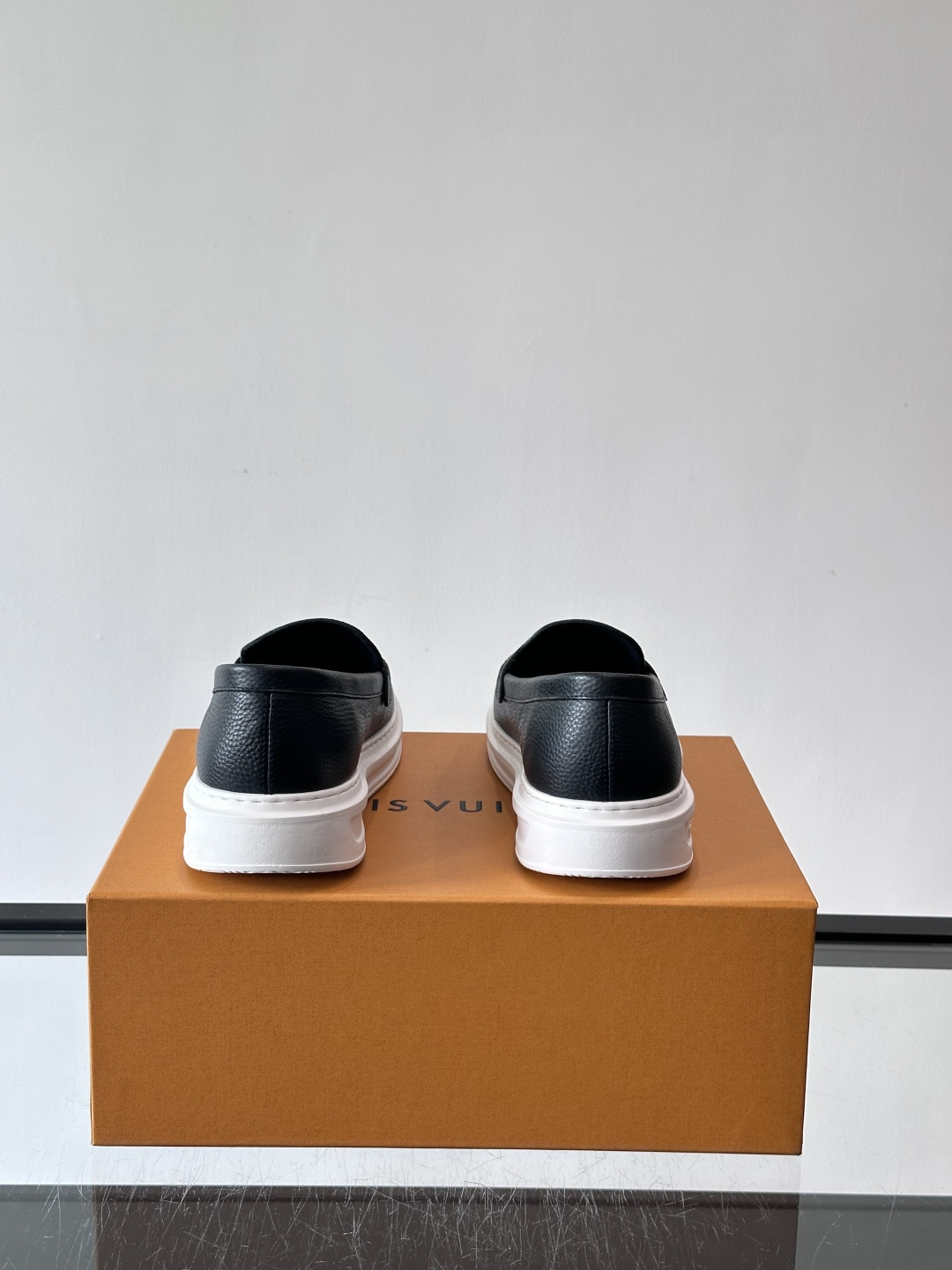 L.V Estate男士经典休闲乐福鞋，取材柔软牛皮革制成，营造休闲舒适体验。饰带点缀 LV 字母装饰，